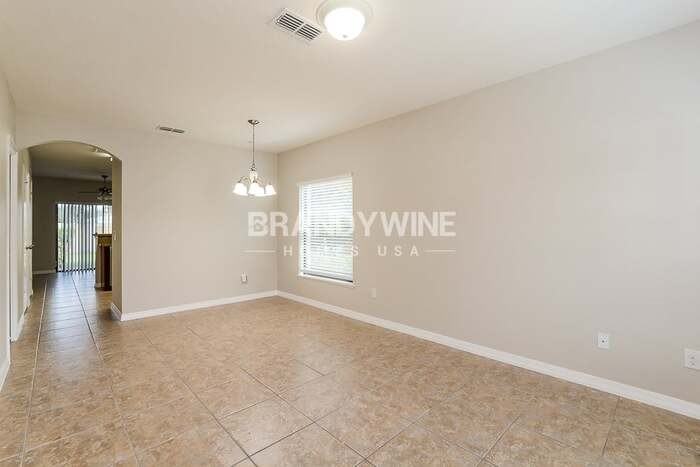 1310 Windsor Lake Cir - Photo 3 of 20