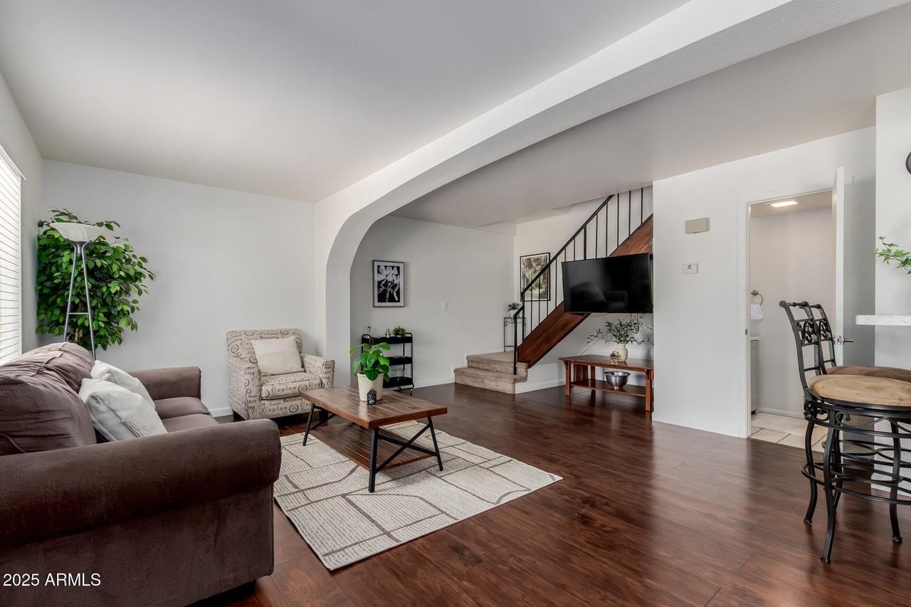 811 E Eugie Ave - Photo 4 of 35