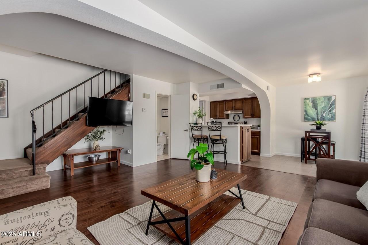 811 E Eugie Ave - Photo 6 of 35