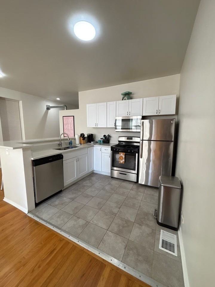 2122 W Huron St Apt 1 #1 - Photo 2 of 15