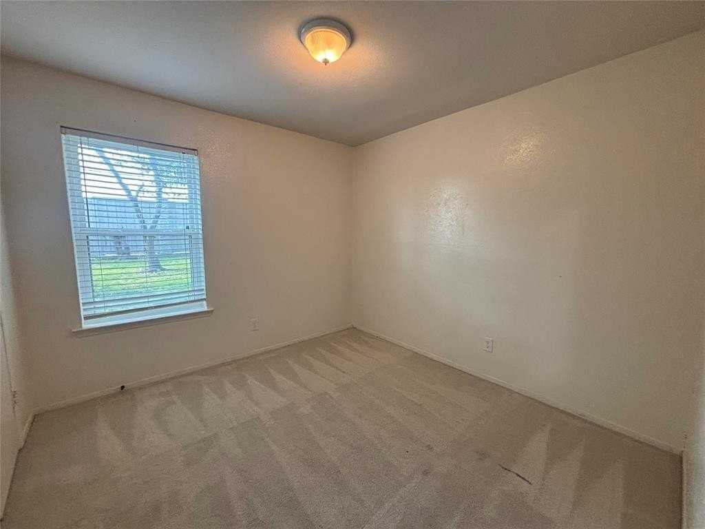 1237 N Knowles Dr - Photo 5 of 17