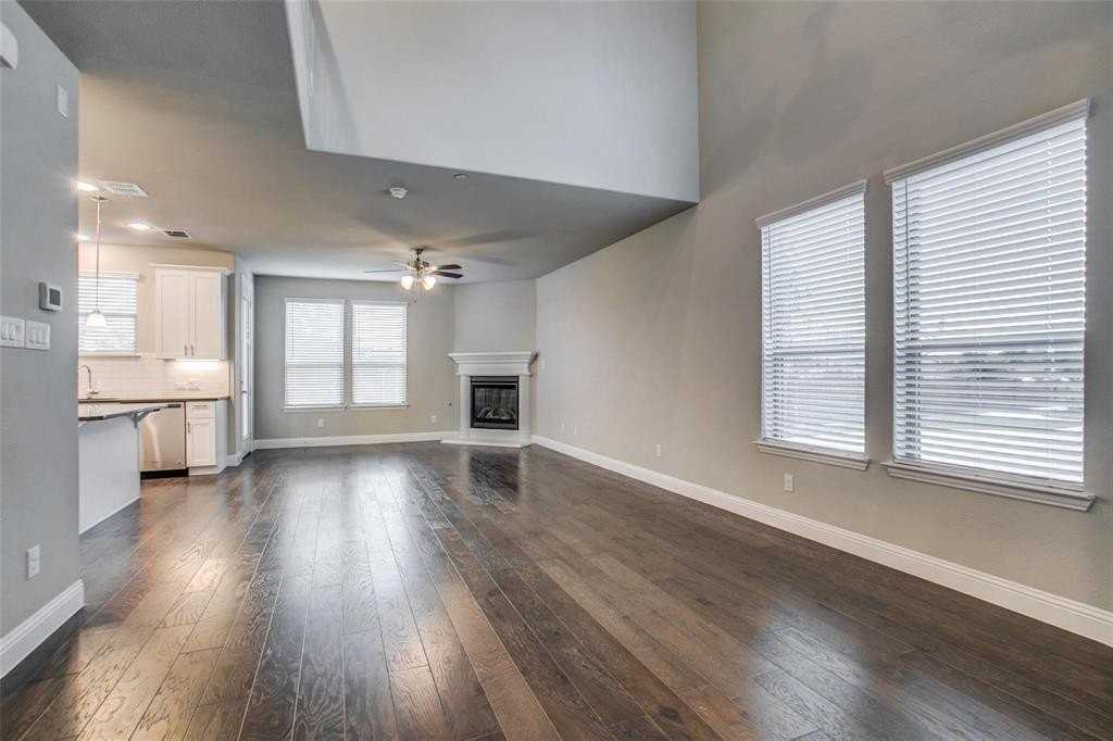 704 Reeves Ln - Photo 3 of 25