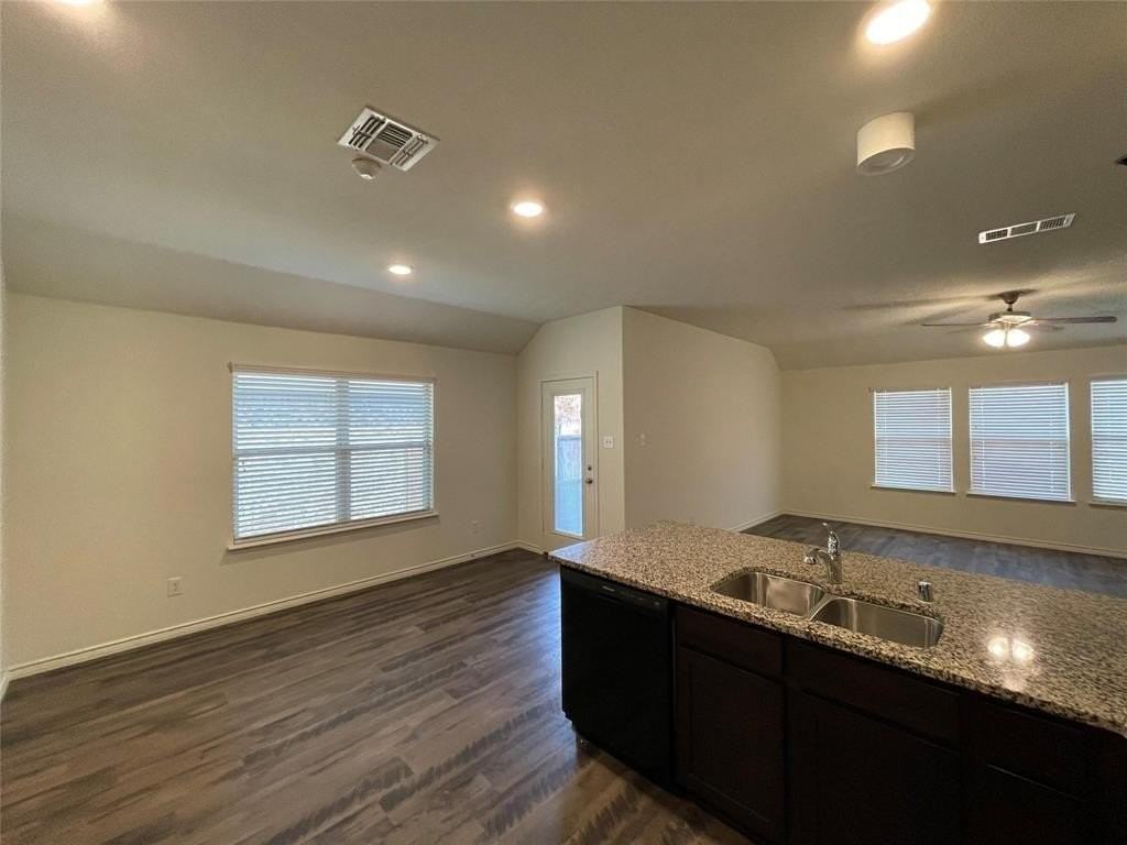 761 Jamestown Ln - Photo 3 of 26