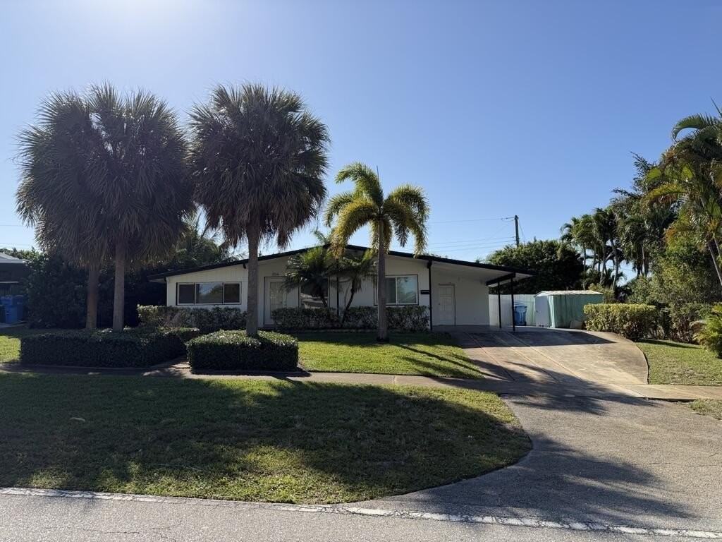 1014 W Drew St - Photo 4 of 31