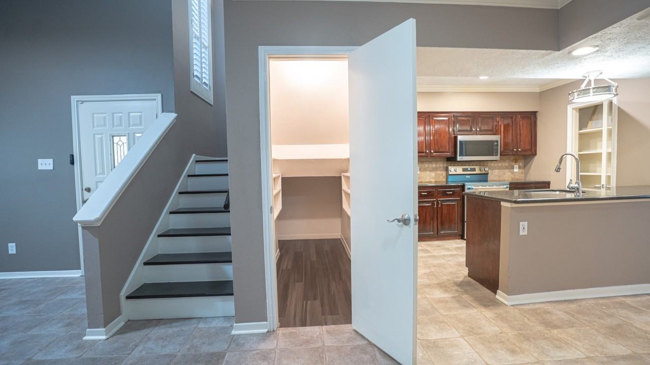 928 Memorial Village Dr #928-22 - Photo 3 of 20