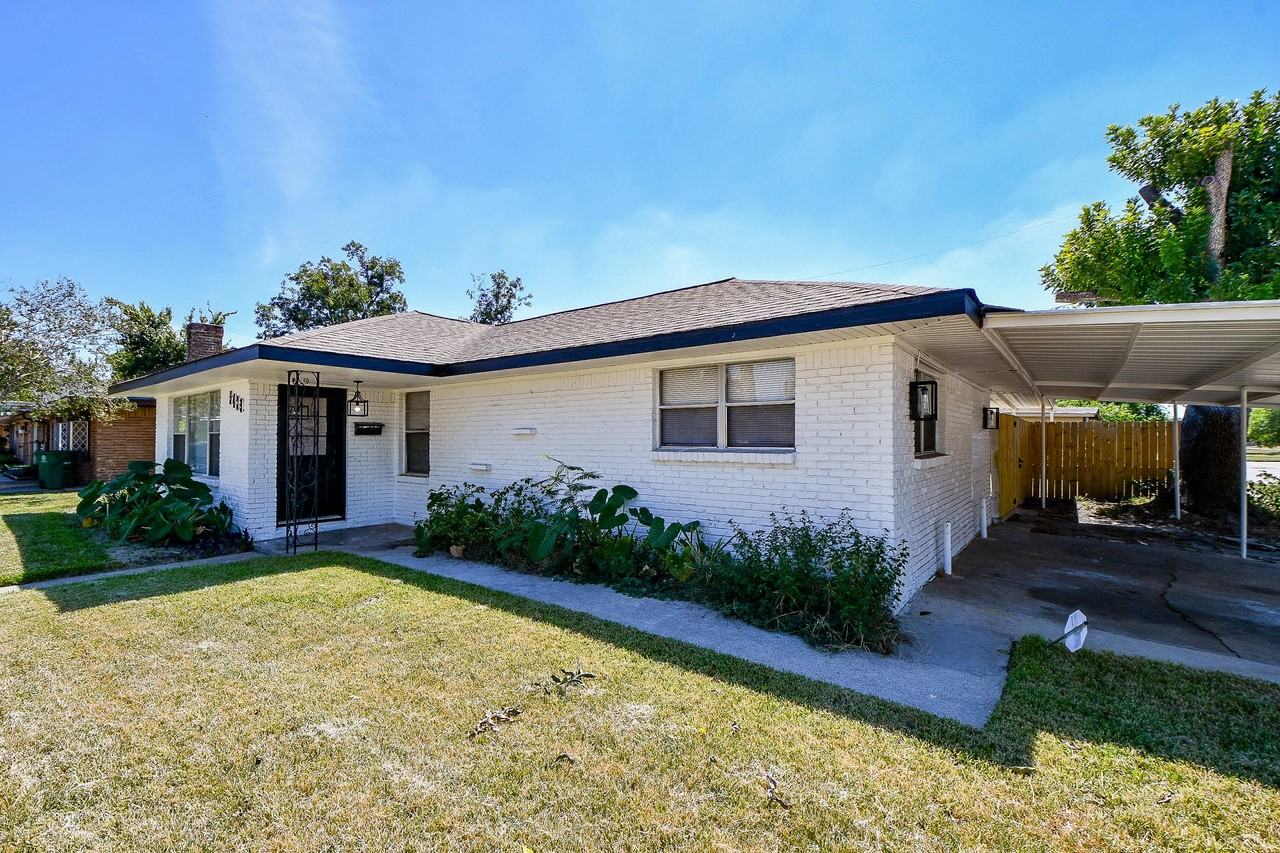 5429 De Lange Ln #5429 - Photo 2 of 26