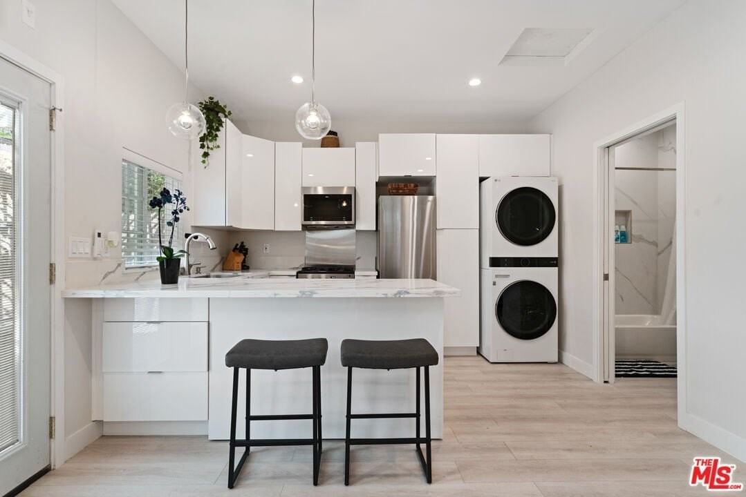 5634 Ventura Canyon Ave - Photo 2 of 12