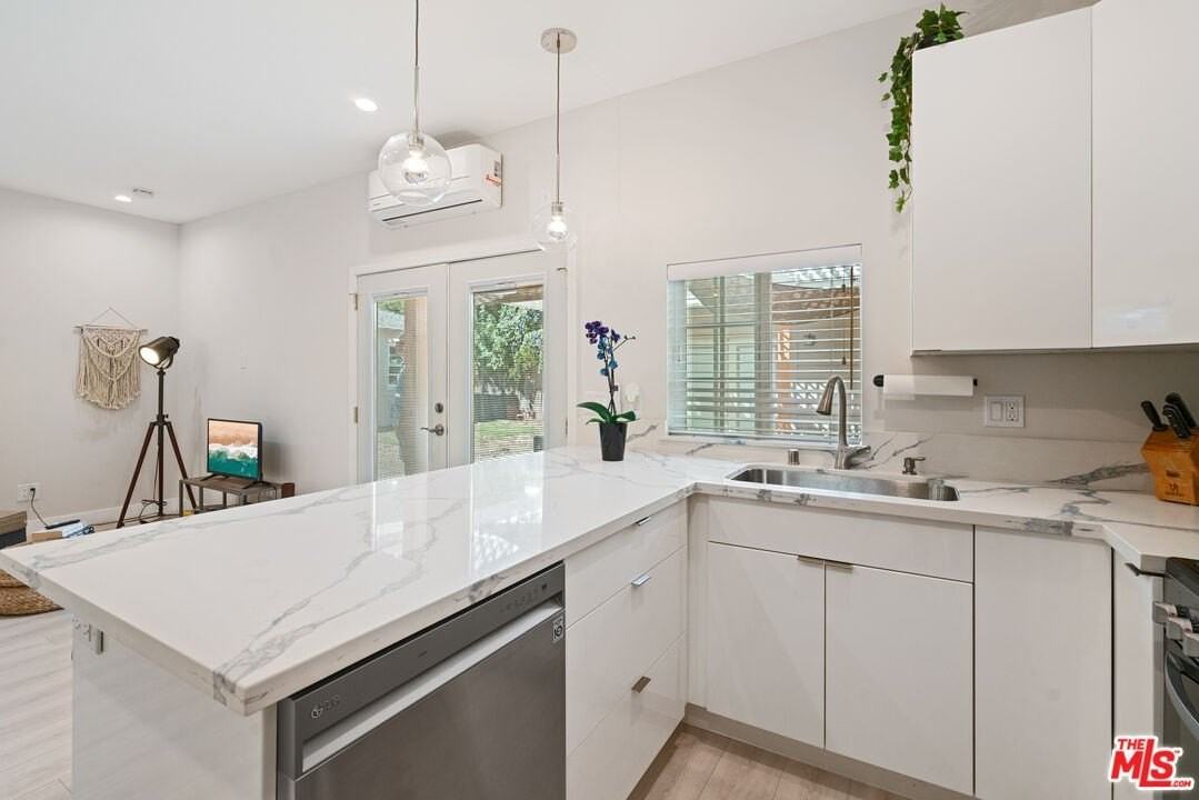 5634 Ventura Canyon Ave - Photo 4 of 12