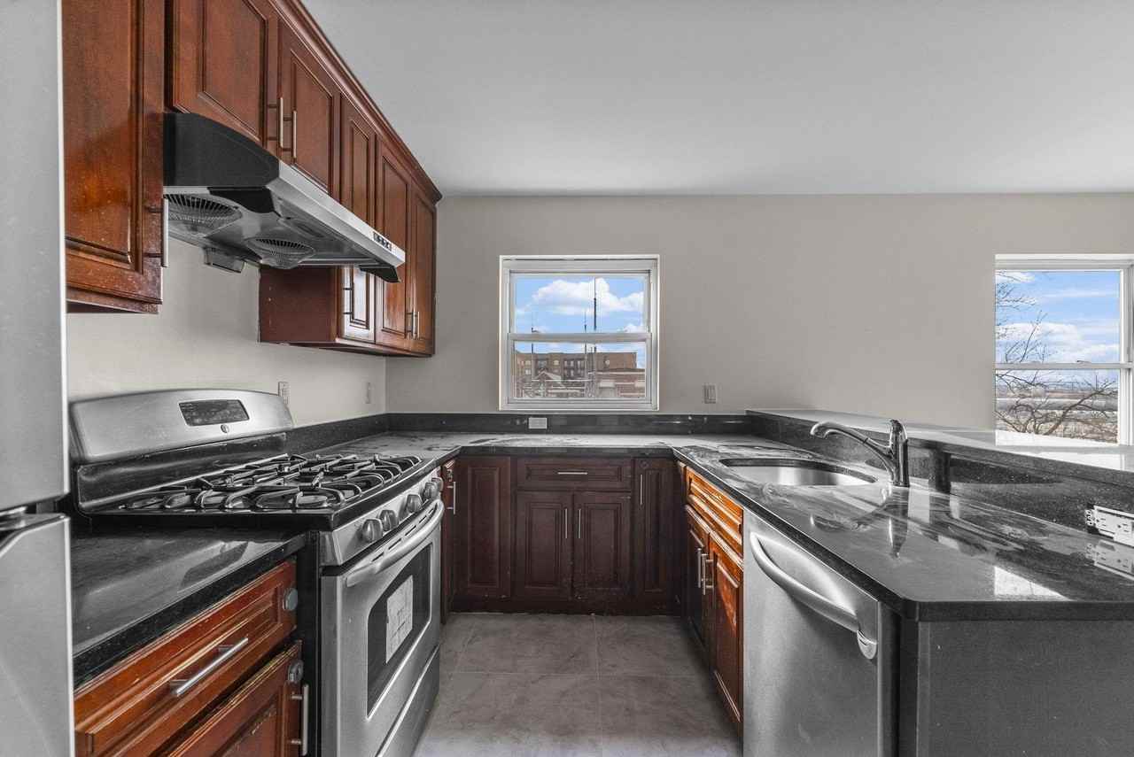 2207 Grand Ave - Photo 4 of 18