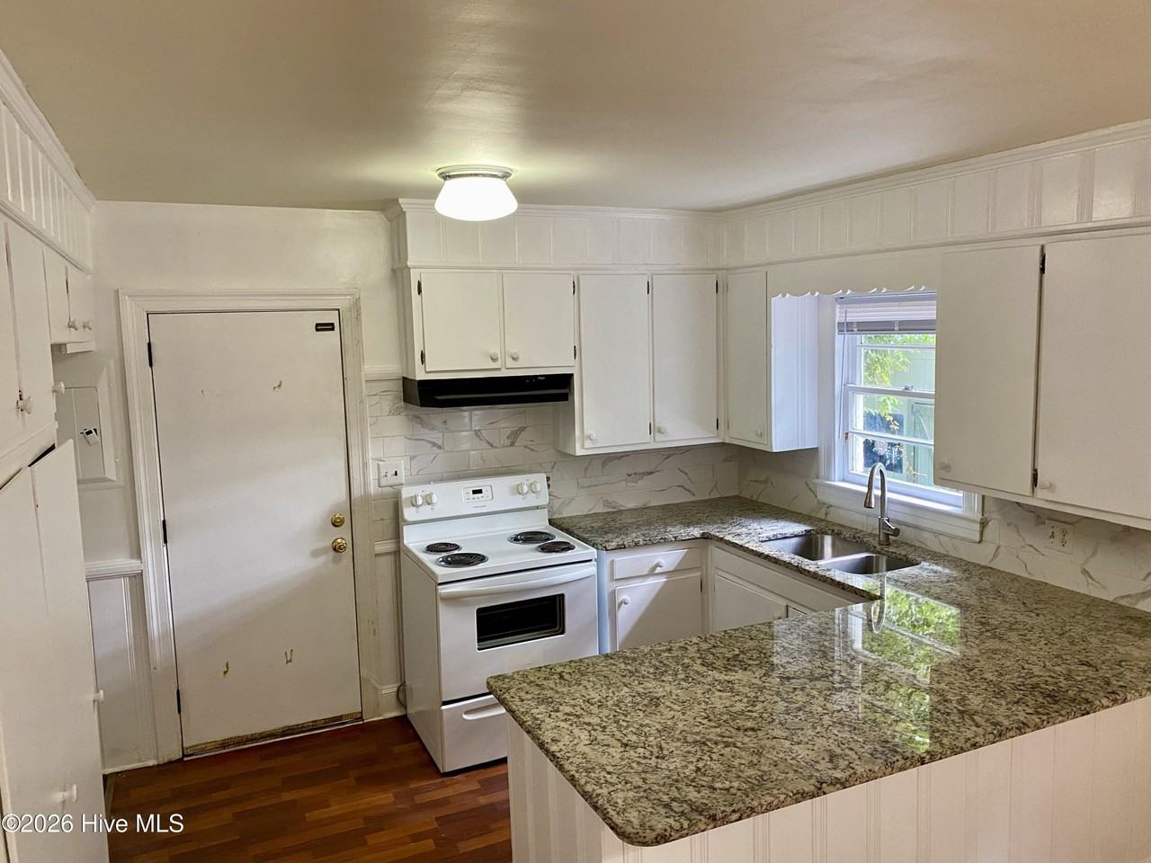 203 S Elm St - Photo 3 of 8