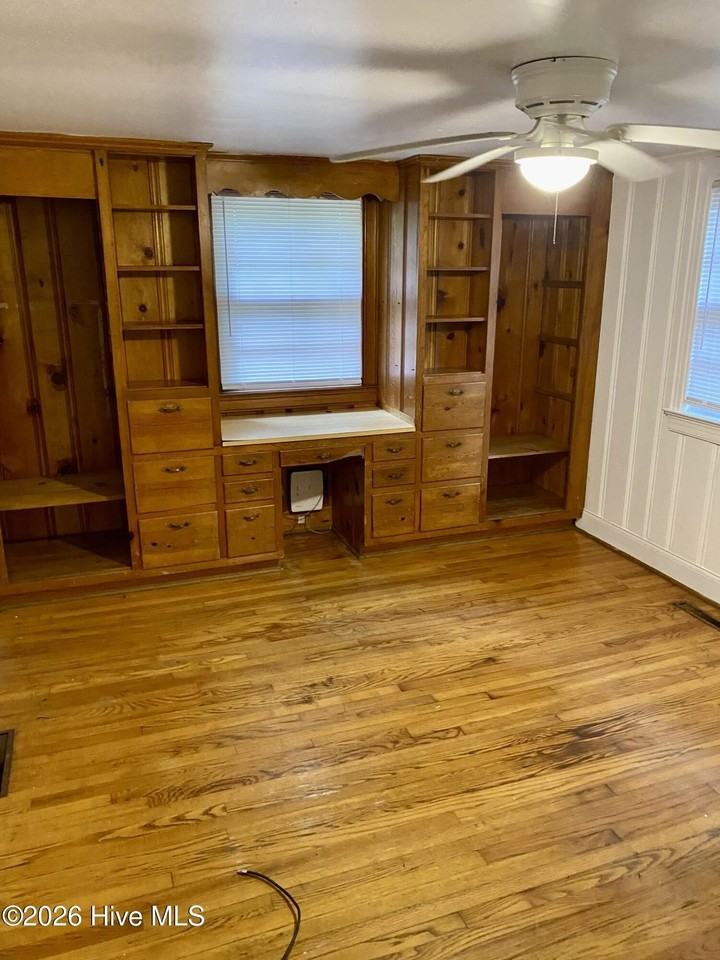 203 S Elm St - Photo 4 of 8