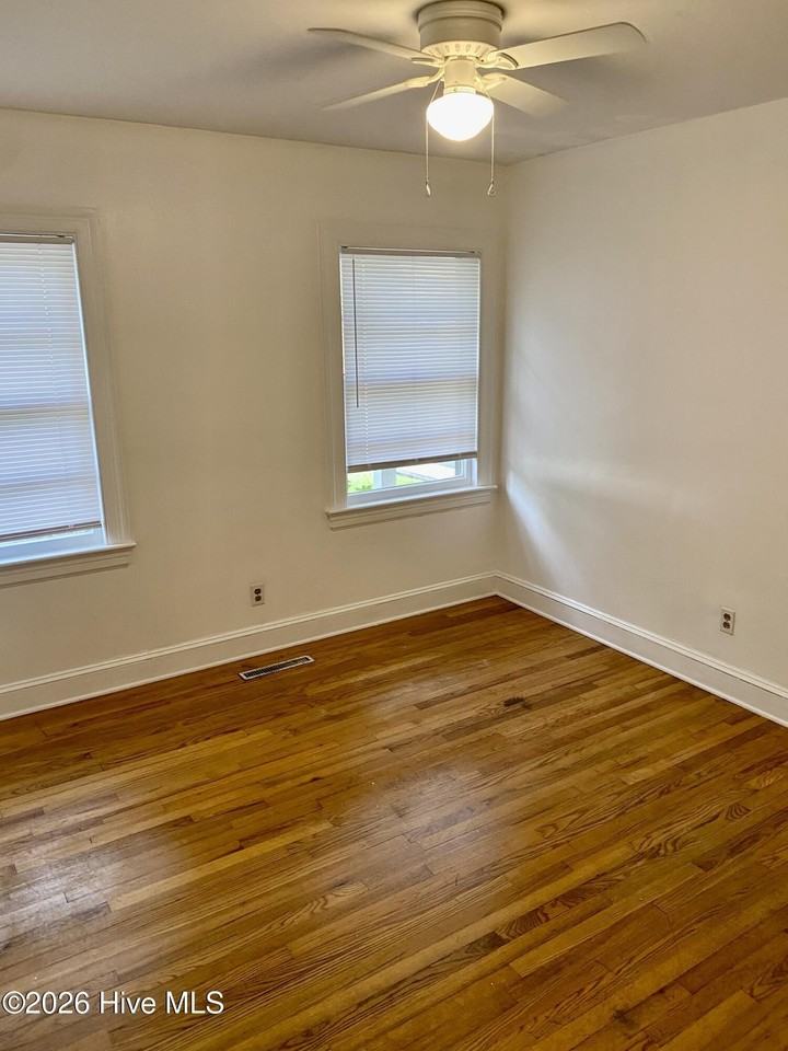 203 S Elm St - Photo 5 of 8