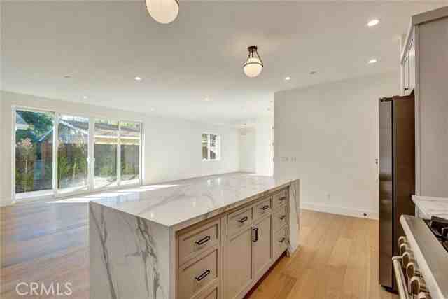 1688 N Sierra Bonita Ave - Photo 4 of 8