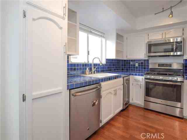 239 N Juanita Ave #E - Photo 6 of 8