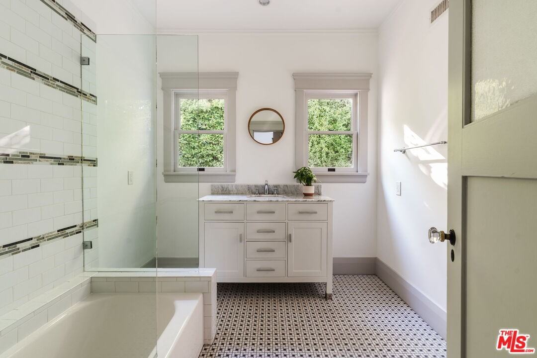 2027 Canyon Dr - Photo 2 of 8