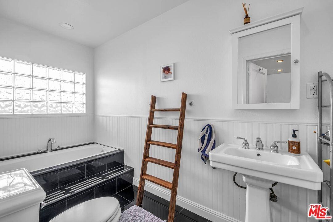 6249 Del Valle Dr - Photo 3 of 8