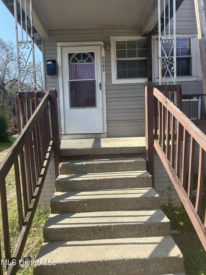 2501 Woodlawn St Lot 2501 - Photo 2 of 8