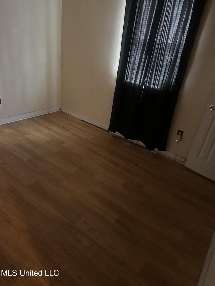 2501 Woodlawn St Lot 2501 - Photo 3 of 8