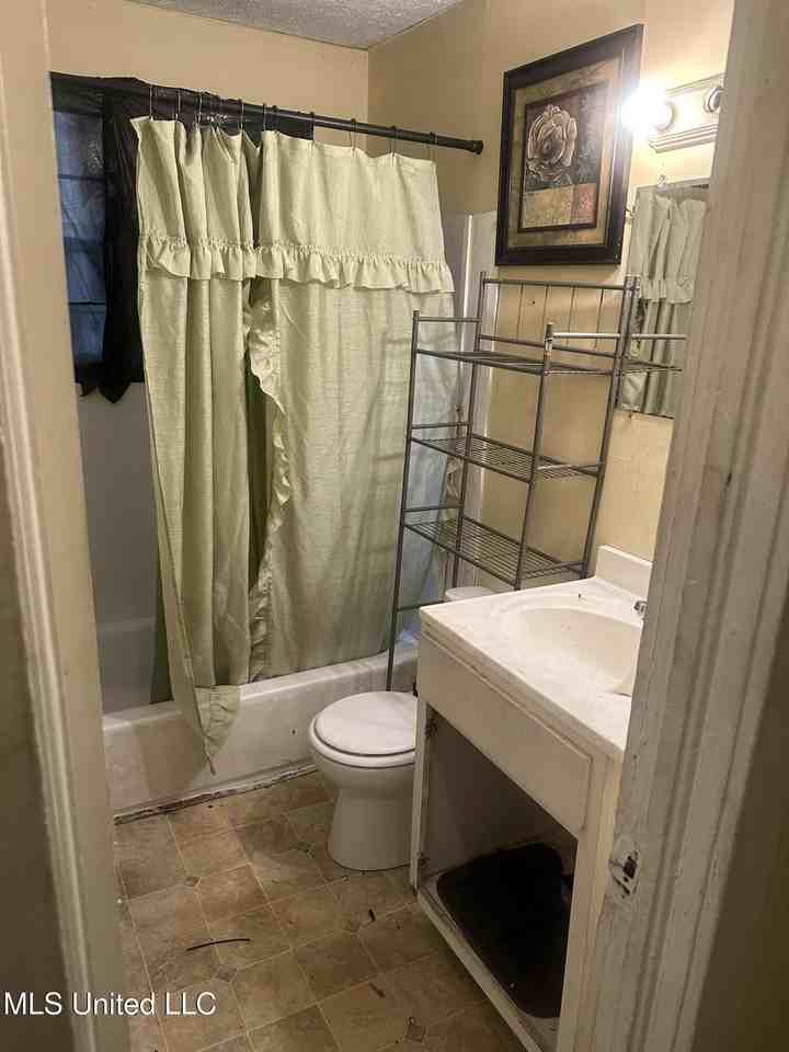 2501 Woodlawn St Lot 2501 - Photo 5 of 8