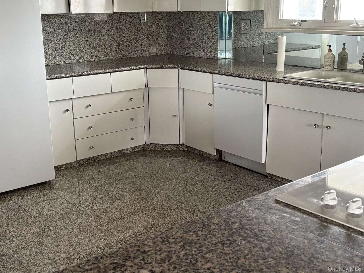 73 Luchon St - Photo 6 of 22