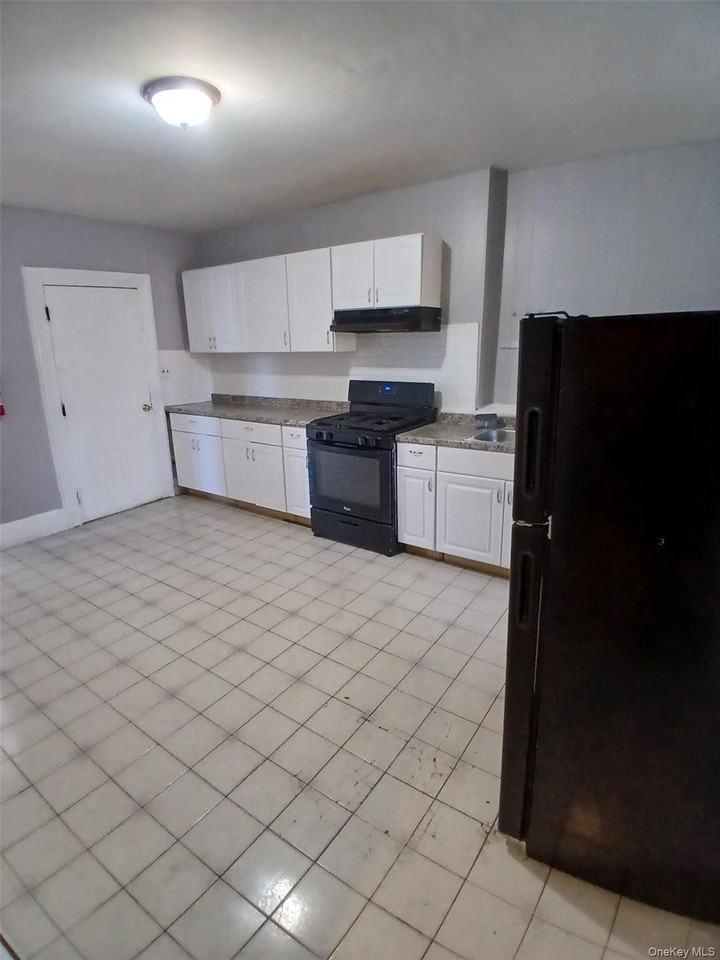 40 Benkard Ave Apt 3 #3 - Photo 2 of 15