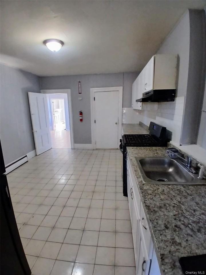 40 Benkard Ave Apt 3 #3 - Photo 3 of 15