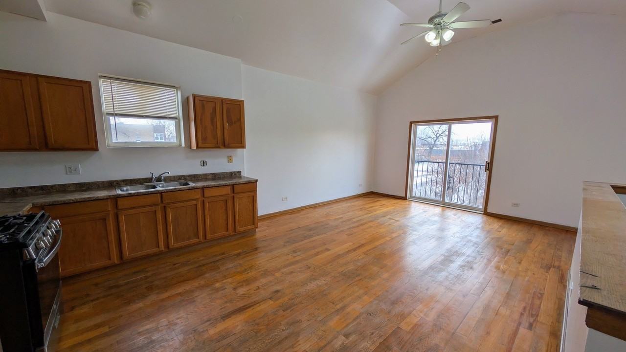 1259 S Kolin Ave Apt 2 #2 - Photo 3 of 10