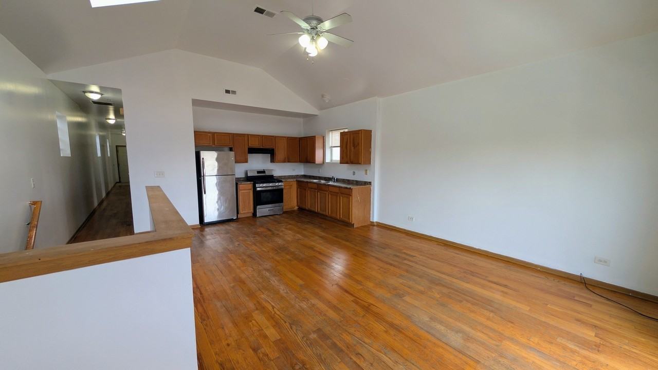 1259 S Kolin Ave Apt 2 #2 - Photo 4 of 10