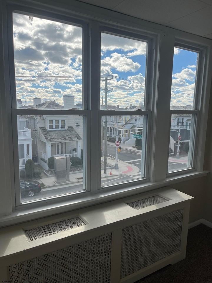 7223 Ventnor Ave - Photo 4 of 26