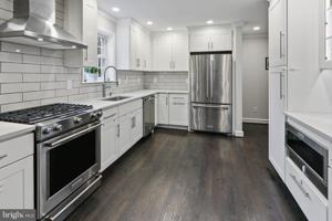 featured image of 10 Boulder Brook Dr