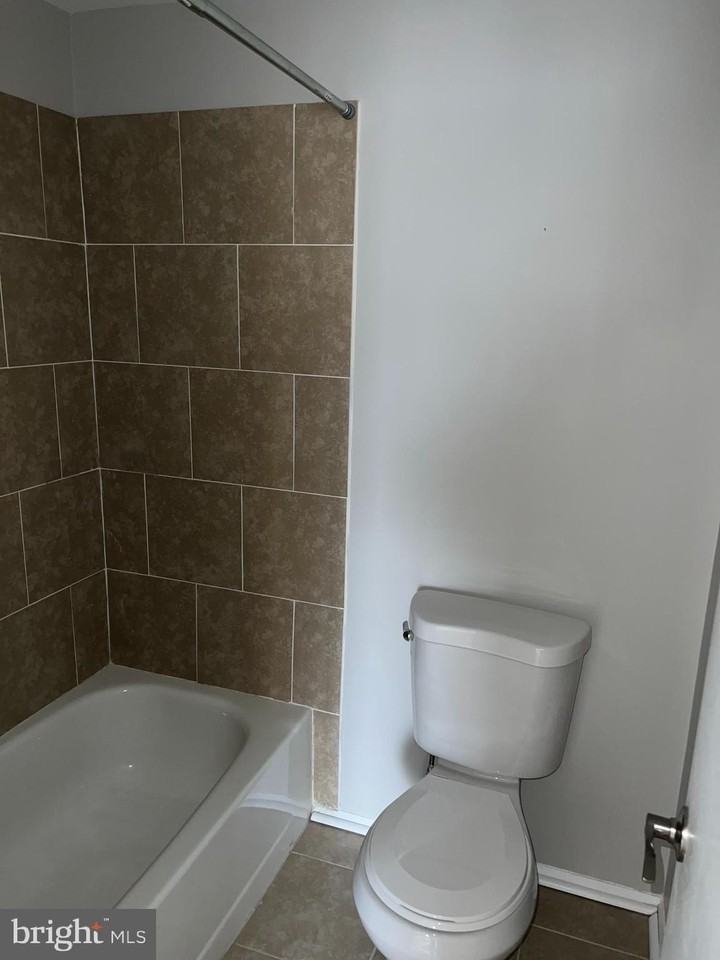 18050 Chalet Dr Unit 14-302 #14-302 - Photo 6 of 8