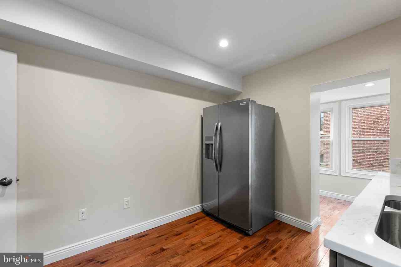 25 1/2 Peace St - Photo 3 of 7