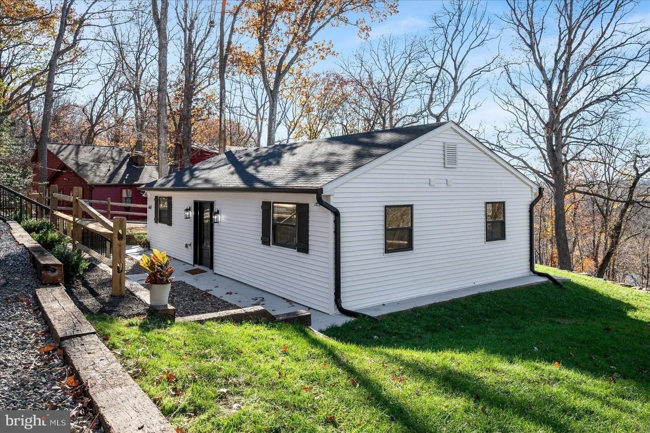 440 Redbud Ln - Photo 3 of 50