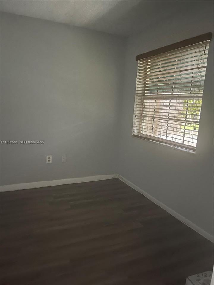 12390 Southwest 51st Place #12390 - Photo 5 of 7