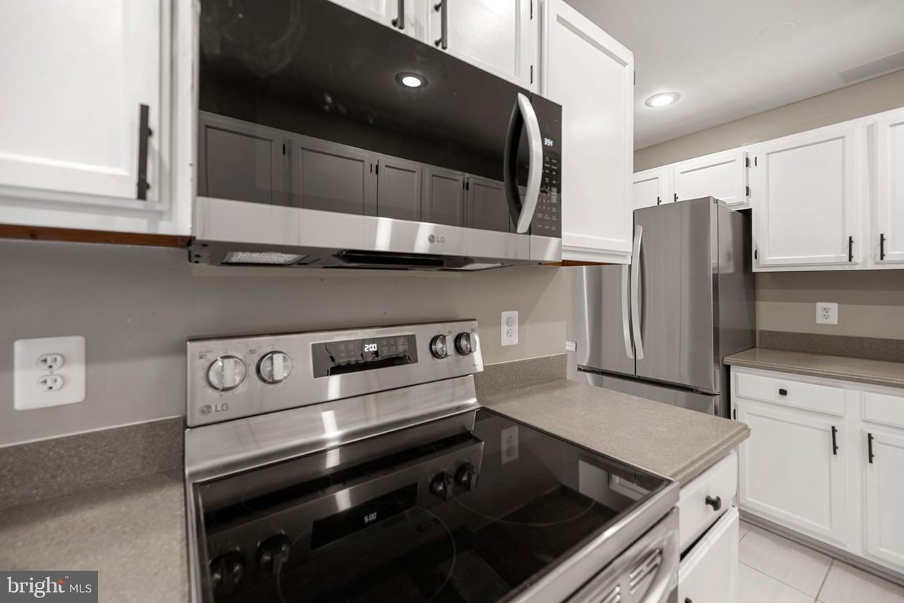 6104 Old Brentford Ct - Photo 3 of 35