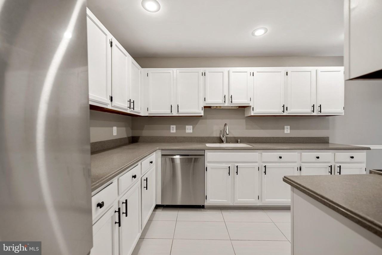 6104 Old Brentford Ct - Photo 4 of 35