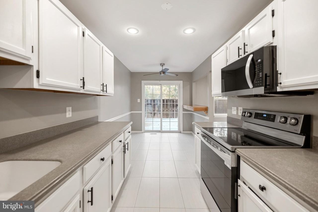 6104 Old Brentford Ct - Photo 5 of 35