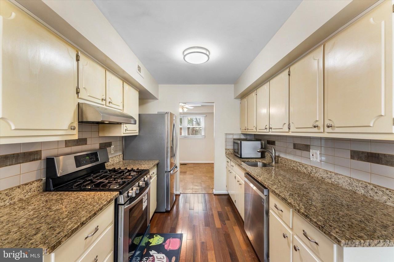 5052 Cliffhaven Dr - Photo 7 of 36