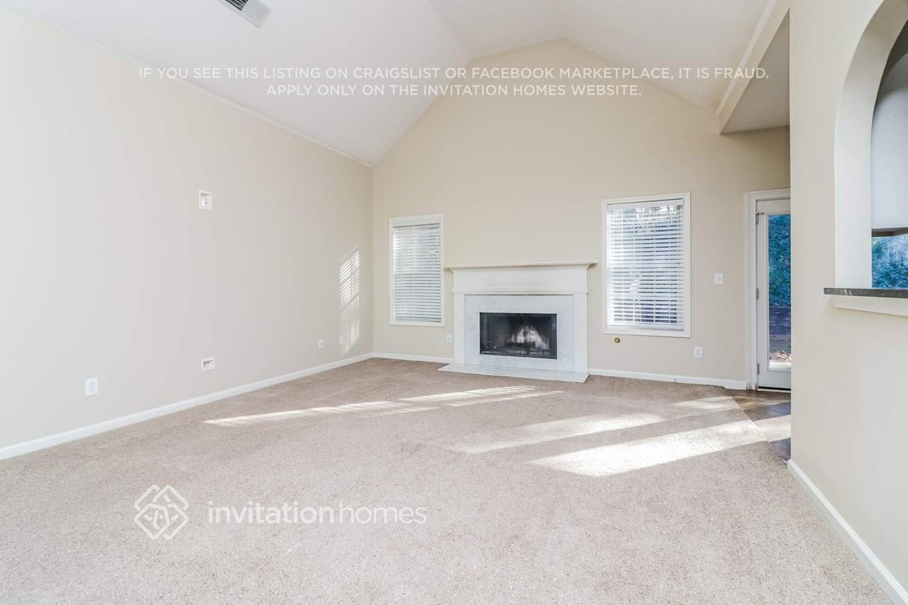 960 Soaring Dr - Photo 4 of 17