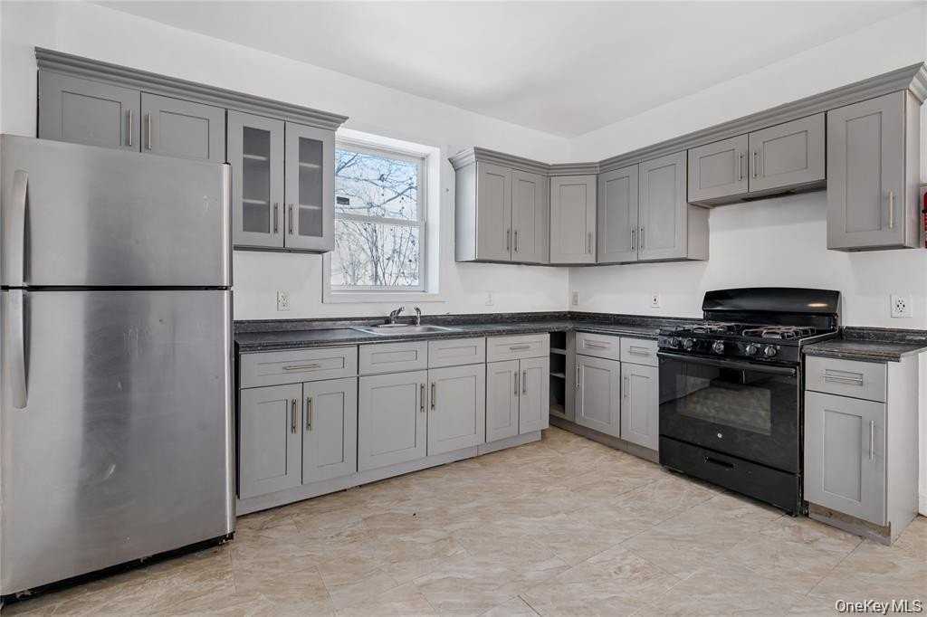 94 Winnikee Ave Apt 3 #3 - Photo 4 of 12