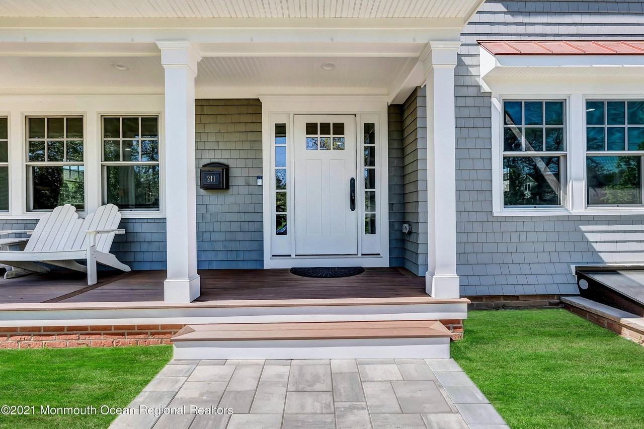 211 Monroe Ave - Photo 3 of 46