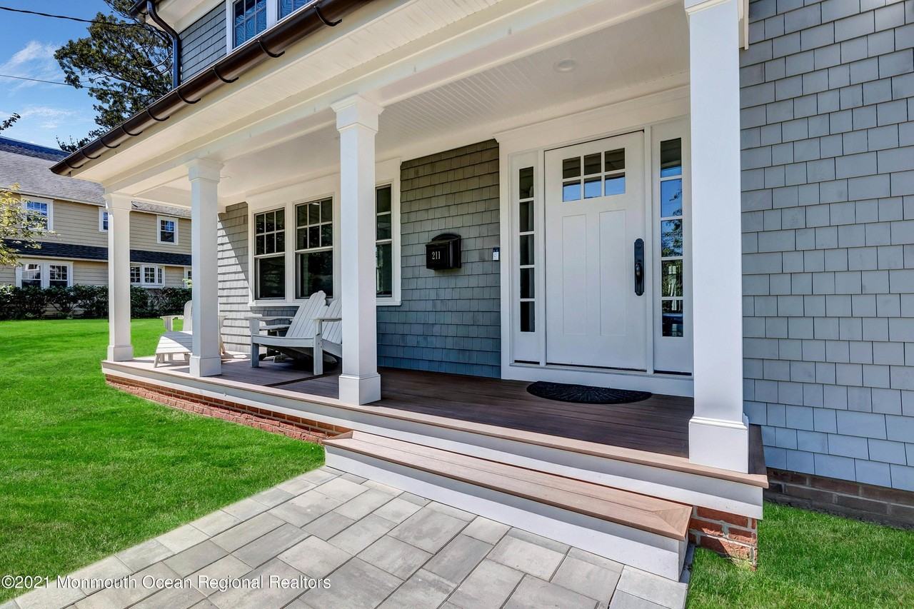 211 Monroe Ave - Photo 4 of 46