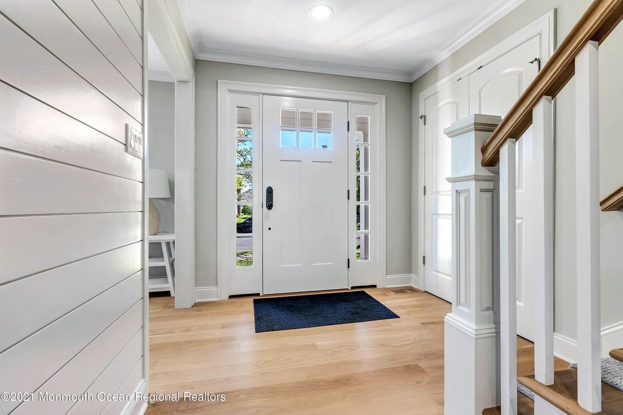 211 Monroe Ave - Photo 5 of 46