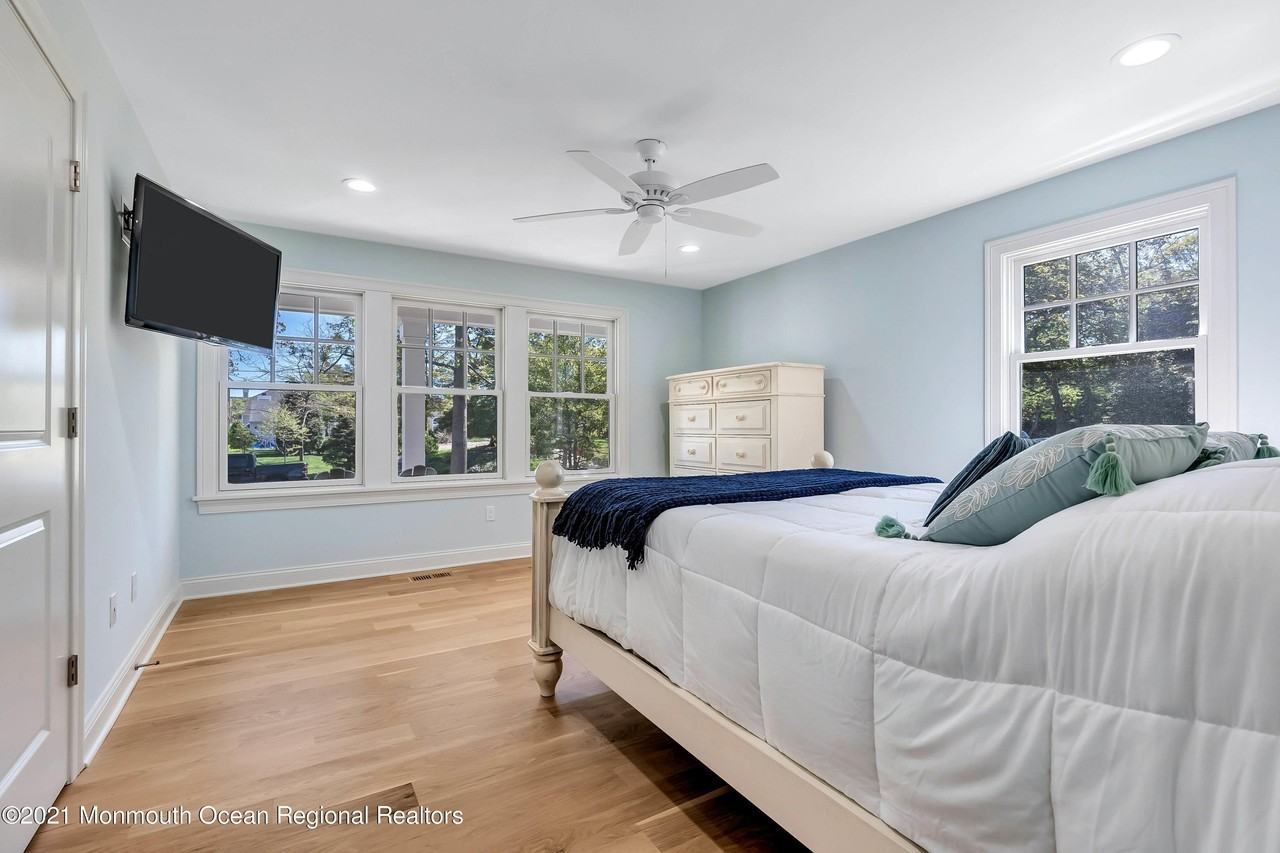 211 Monroe Ave - Photo 6 of 46