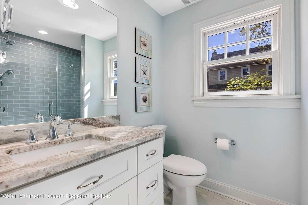 211 Monroe Ave - Photo 7 of 46