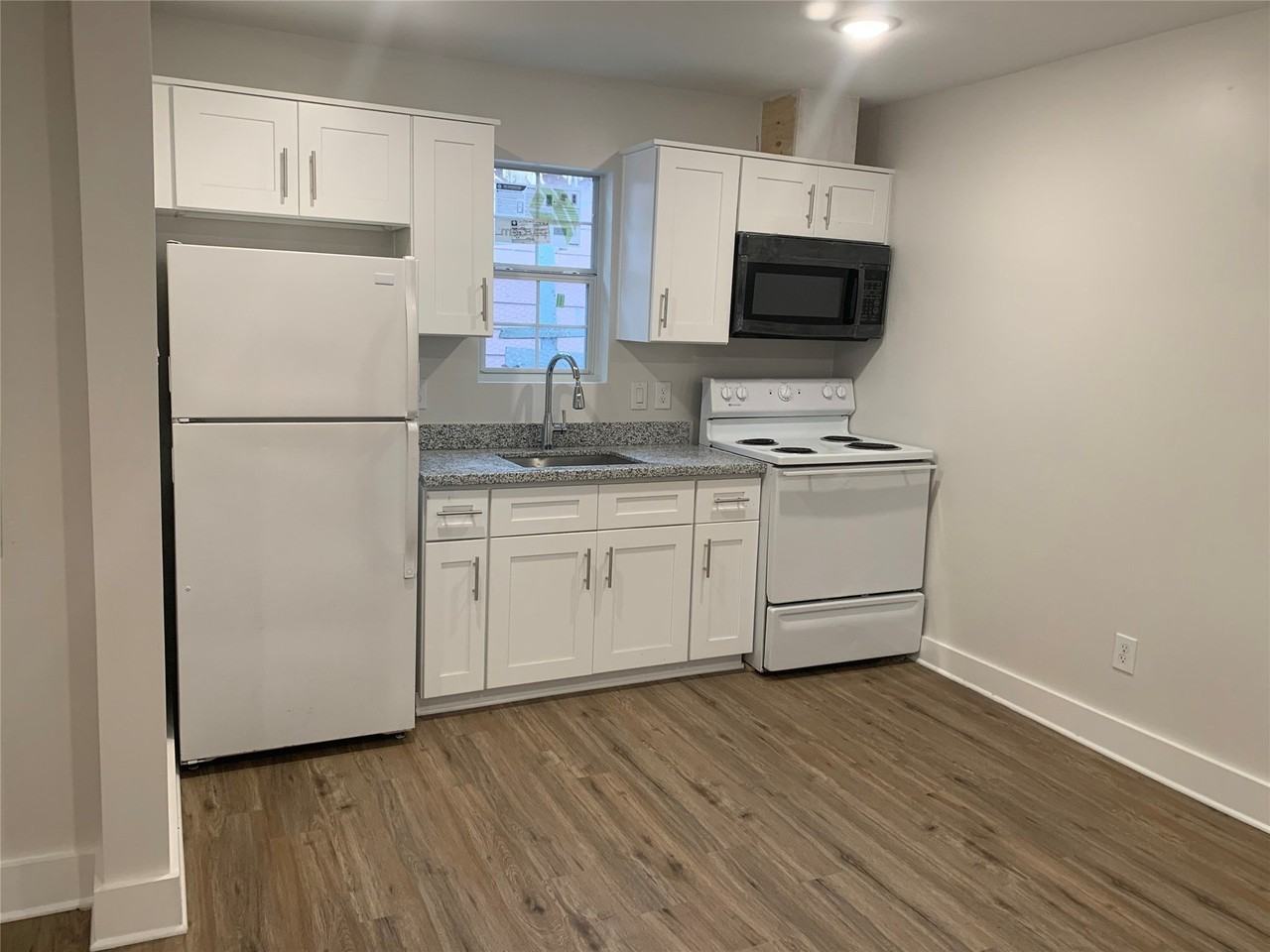 548 Majestic St - Photo 2 of 8