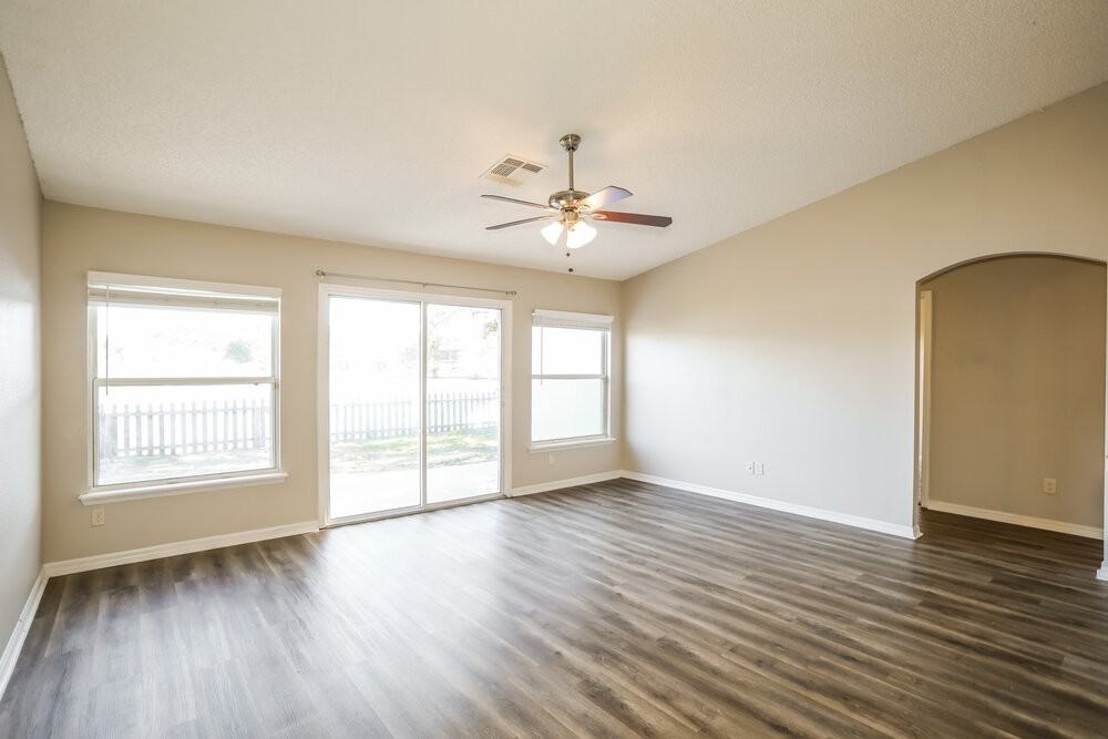 975 Deer Spring Dr - Photo 4 of 16