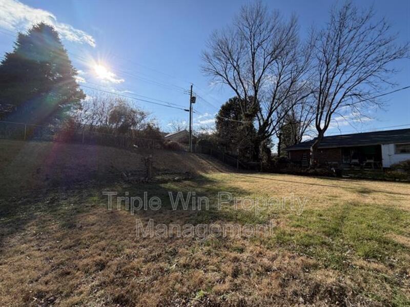 2408 Caverhill Dr - Photo 5 of 38