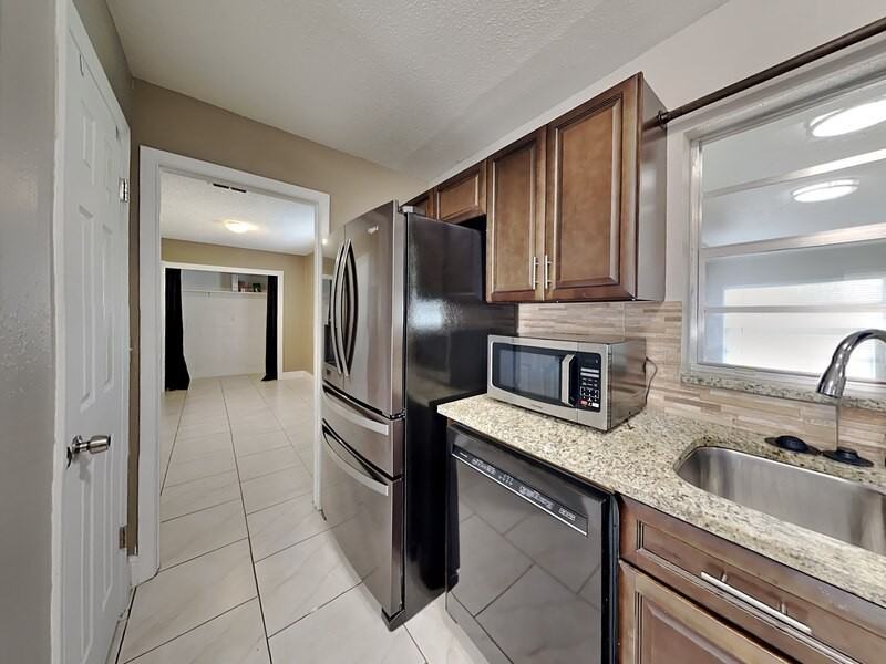 241 W Citrus St - Photo 3 of 24