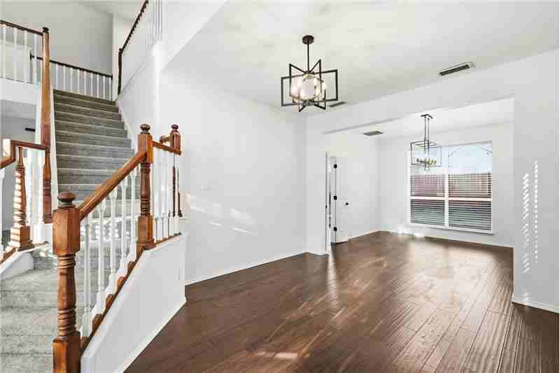 2313 Suntree Ln - Photo 3 of 33